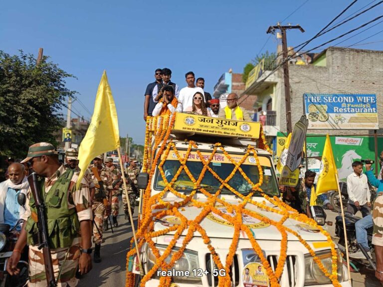 अभिनेत्री आम्रपाली दुबे ने जनसुराज प्रत्याशी के लिए किया रोड शो