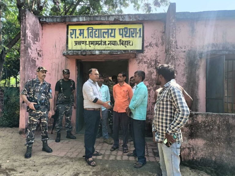 वोट बहिष्कार करनेवाले ग्रामीणों से मिले बीडीओ, मतदान में होंगे शामिल