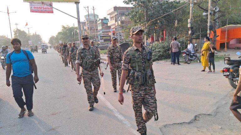 चुनाव को लेकर पुलिस अलर्ट, शहर किया फ्लैग मार्च