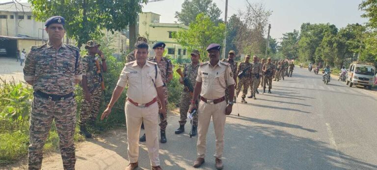 विधानसभा चुनाव को ले बीएसएफ जवानों ने किया फ्लैग मार्च