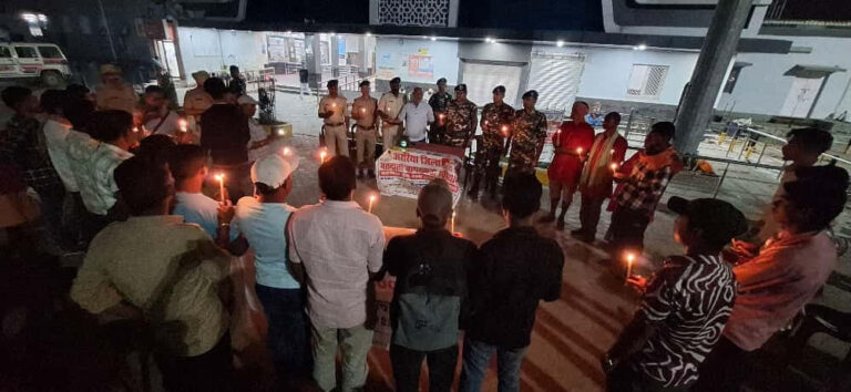 कैंडल मार्च के जरिये वोट देने की अपील