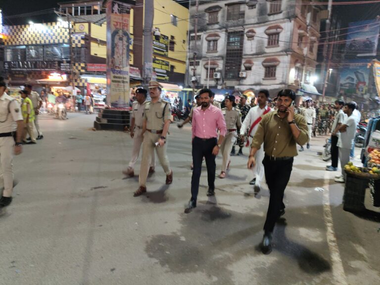 डीएम-एसपी के नेतृत्व में सुरक्षा बलों ने किया फ्लैग मार्च
