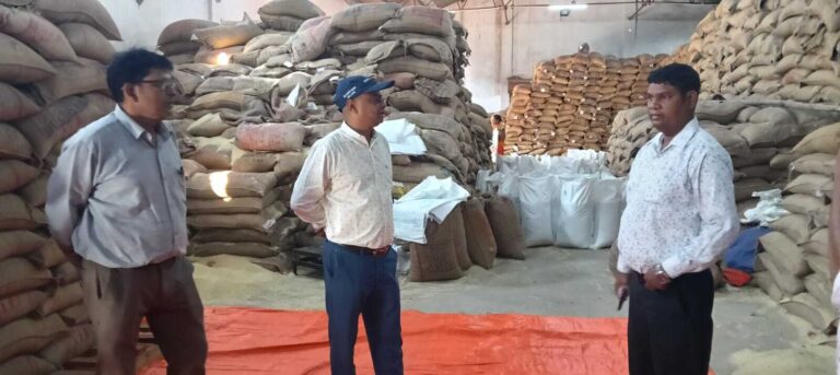 डीएसओ ने किया लिट्टीपाड़ा अनाज गोदाम का निरीक्षण