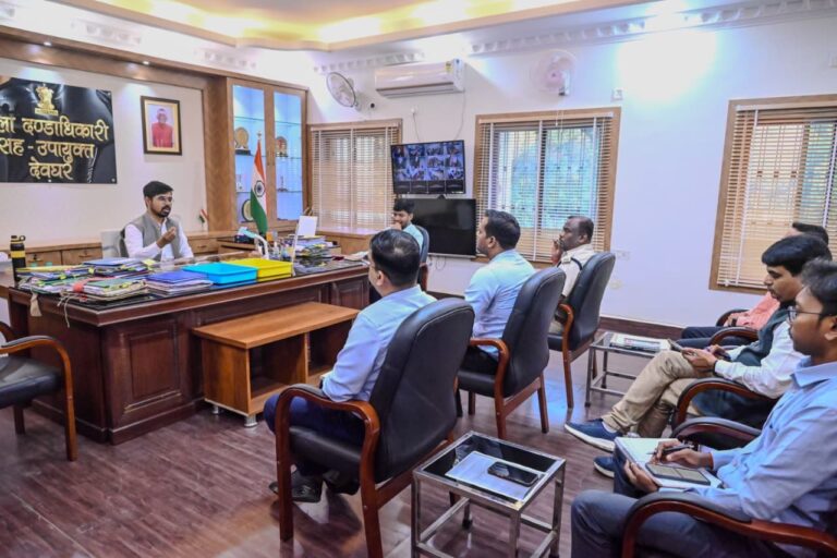 Deoghar news : वृद्धा आश्रम, सरस कुंज व बाल सुधार गृह में रहने वालों को कल्याणकारी योजनाओं से जोड़ें : डीसी