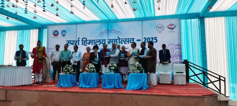 Darbhanga News: मानवीय संवेदना और जन सरोकार को गहरे अर्थ में व्यक्त करती पुस्तक भोर पाखी