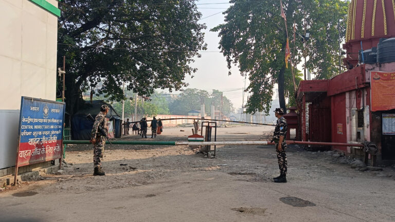 सीमा सील होने से नेपाल जाने वाले लोगों को हुई परेशानी