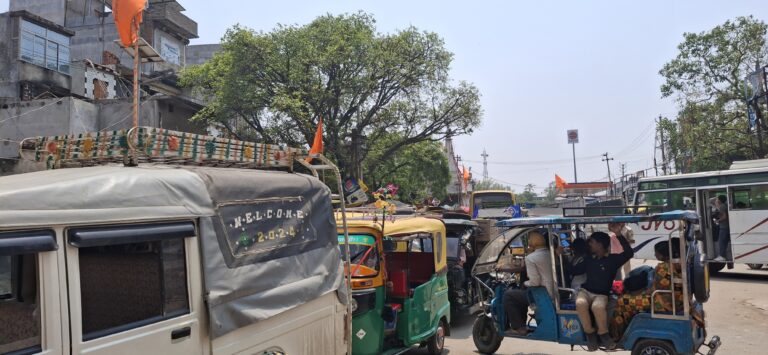 ऑटो-टोटो के कारण पीरो शहर में हर दिन लग रहा जाम, एसडीओ का आदेश बेअसर