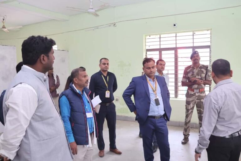 डीएम ने किया वज्रगृह का निरीक्षण, अभ्यर्थियों के प्रतिनिधि रहे मौजूद