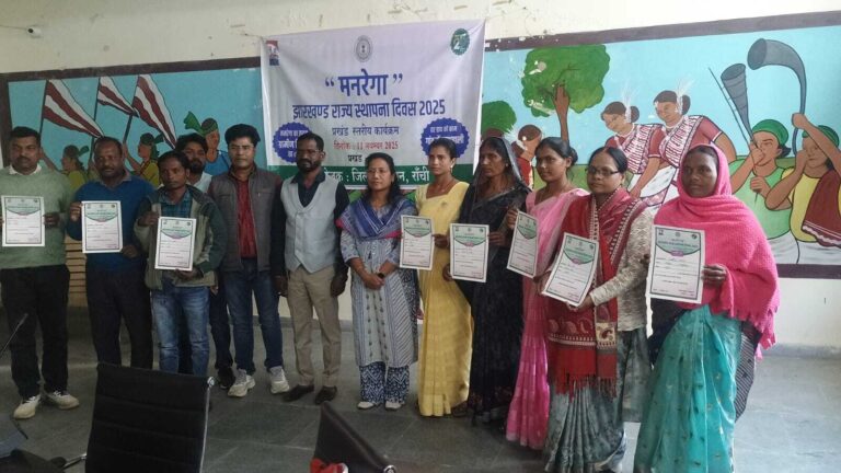 झारखंड के 25 वर्ष पर मनरेगा की सफलताएं गिनायीं