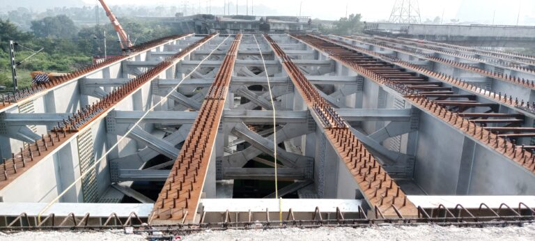 Bokaro News : रेल लाइन के निर्माणाधीन ओवरब्रिज पर चढ़ाये गये 10 गार्टर