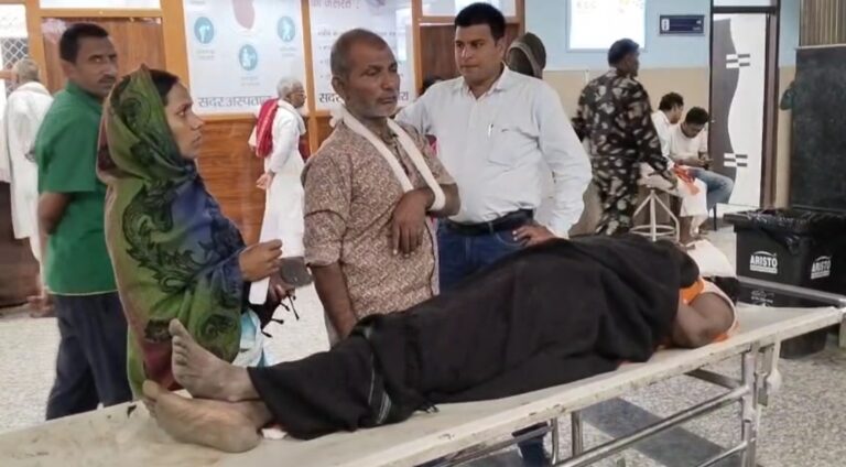 घर पर पार्टी विशेष का झंडा लगाने पर दंपती समेत तीन की पिटाई
