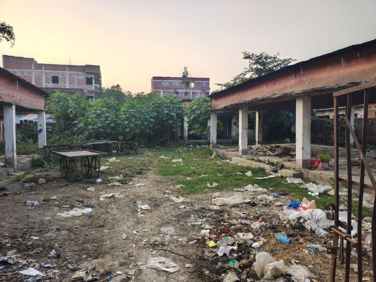 फुटपाथ पर गहराया अतिक्रमण का संकट,राहगीरों को सड़क पर चलना हुआ मुश्किल