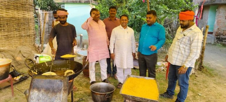 Madhubani News : कहीं बन रहा लड्डू तो कहीं मंगा कर रखा गया पटाखा