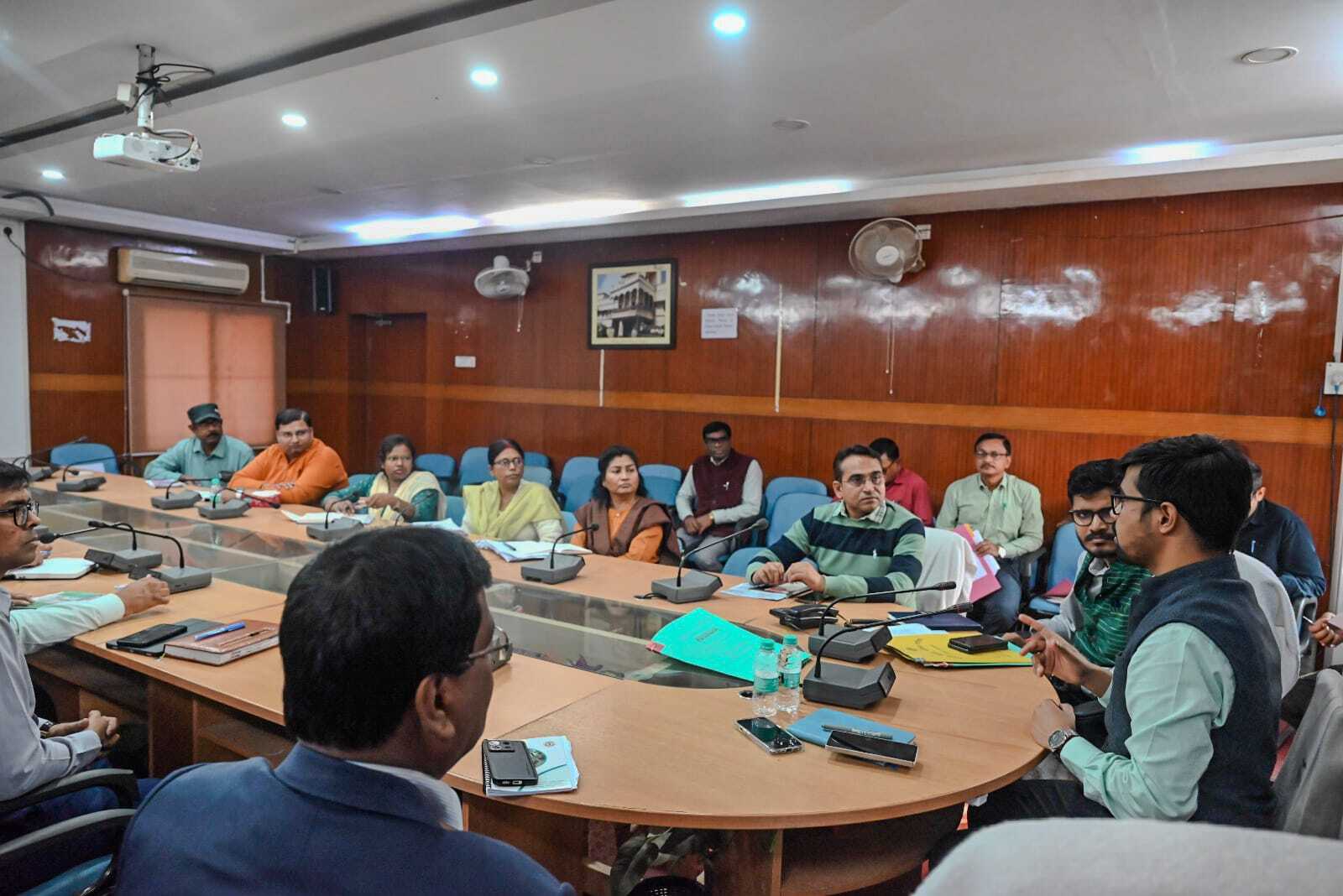 Deoghar News : शिक्षा में गुणवत्ता चाहिए, बहाना नहीं, किसी भी तरह की लापरवाही बरदाश्त नहीं होगी : डीसी