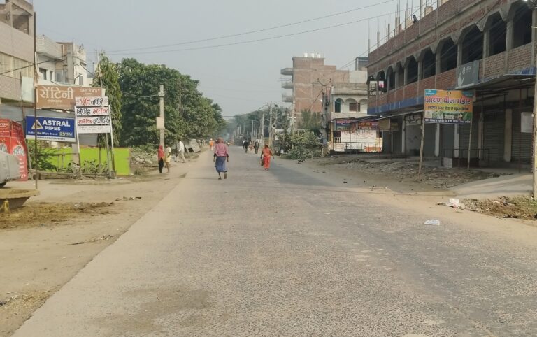 सड़कों पर पूरे दिन पसरा रहा सन्नाटा, शहर में कम दिखे लोग