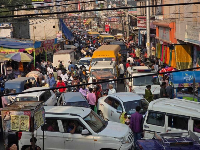 hajipur news. अतिक्रमण से सिकुड़ती जा रही शहर की सड़कें, जाम से लोग परेशान