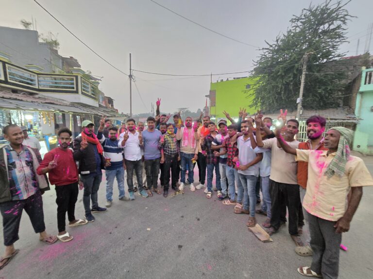 ढोल-नगाड़े के साथ समर्थकों ने जश्न मनाया