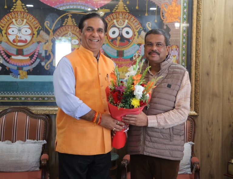 Bettaiah : बिहार में एनडीए की जीत पर एपी पाठक ने धर्मेंद्र प्रधान से मिलकर दी बधाई