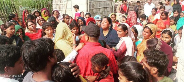 Bettaiah : घर का छप्पर ठीक कर रहे राज मिस्त्री की करंट से मौत, विरोध में सड़क जाम व प्रदर्शन