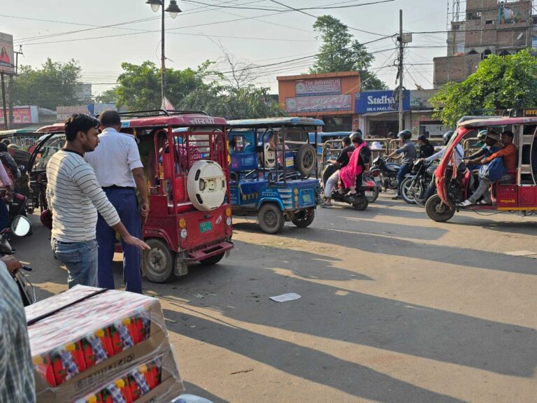 hajipur news. चौक-चौराहों पर इ-रिक्शा के बेतरतीब खड़ा करने से लग रहा जाम, लोग परेशान