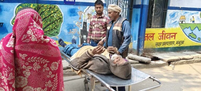 डुमरैठ गांव में सांड के हमले से वृद्ध गंभीर रूप से घायल