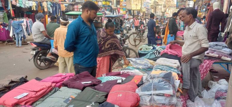 ठंड ने दी दस्तक : गर्म कपड़ों से बाजार हुआ गुलजार, जमकर हो रही खरीदारी