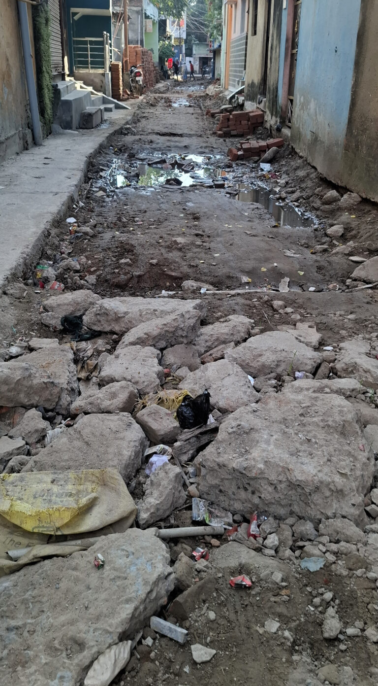 लोगों के लिए जानलेवा बनी निर्माणाधीन सड़क, किसी को परवाह नहीं