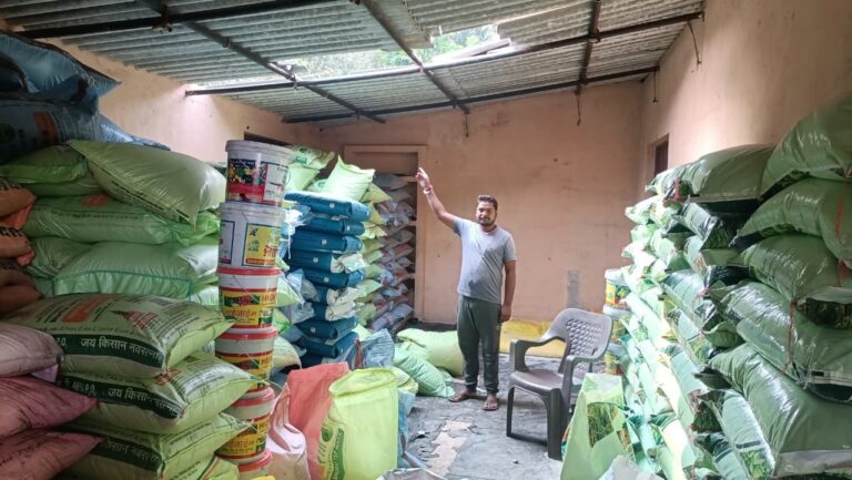छत का चदरा उजाड़कर चोरों ने खाद दुकान में की चोरी