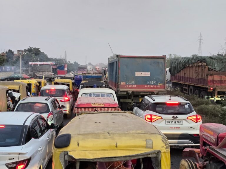 haji[pur news. पुराने गंडक पुल पर लगा भीषण जाम, घंटों फंसे रहे लोग