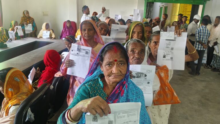 10 बजे से परेशान रहे वृद्ध, तीन घंटे बाद पहुंचे ऑडिटर