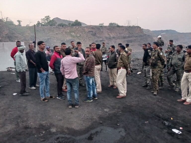 Dhanbad News : भौंरा फोर ए पैच से दूसरे दिन भी नहीं उठा शव, वार्ता विफल, धरना जारी