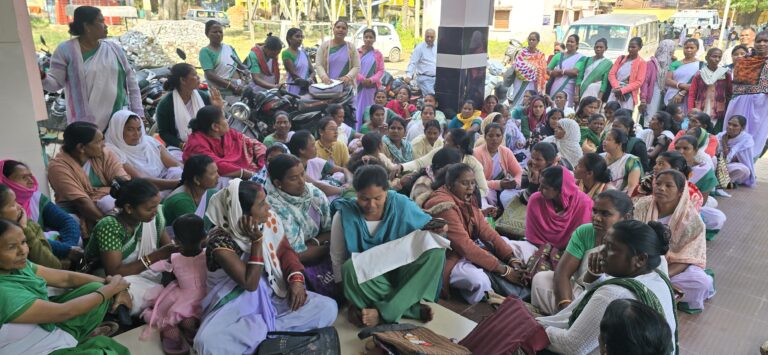 Chaibasa News : मानदेय व इंसेंटिव में देरी से नाराज,  अस्पताल गेट पर बैठ जताया विरोध