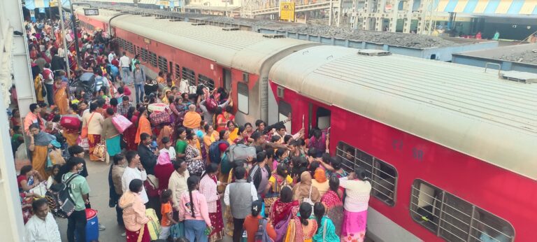 Deoghar News : कथा के समापन के बाद जसीडीह स्टेशन में खचाखच भीड़, प्लेटफॉर्म पर की गयी बैरिकेडिंग