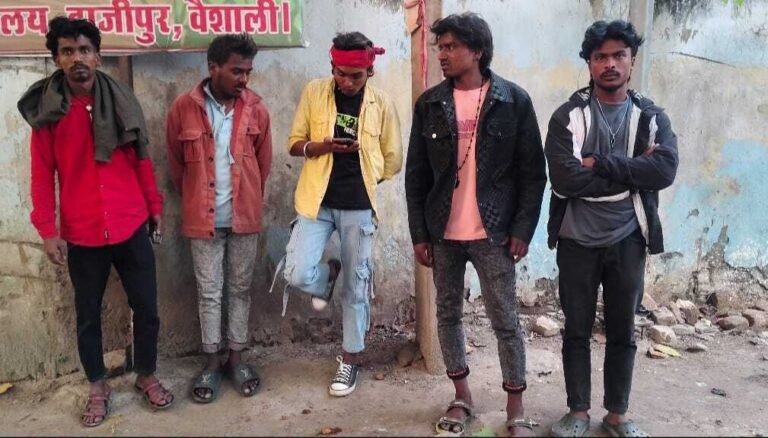 hajipur news. मोबाइल छिनतई के दौरान ट्रेन से गिरकर यात्री की मौत