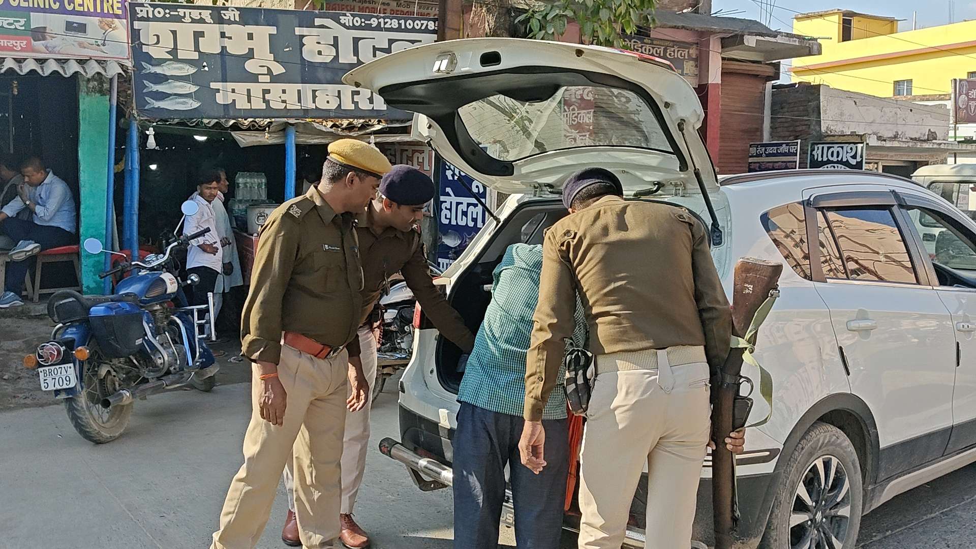 Madhubani News : होटल, लॉज, पेट्रोल पंप, आभूषण दुकान में चलाया गया सर्च अभियान