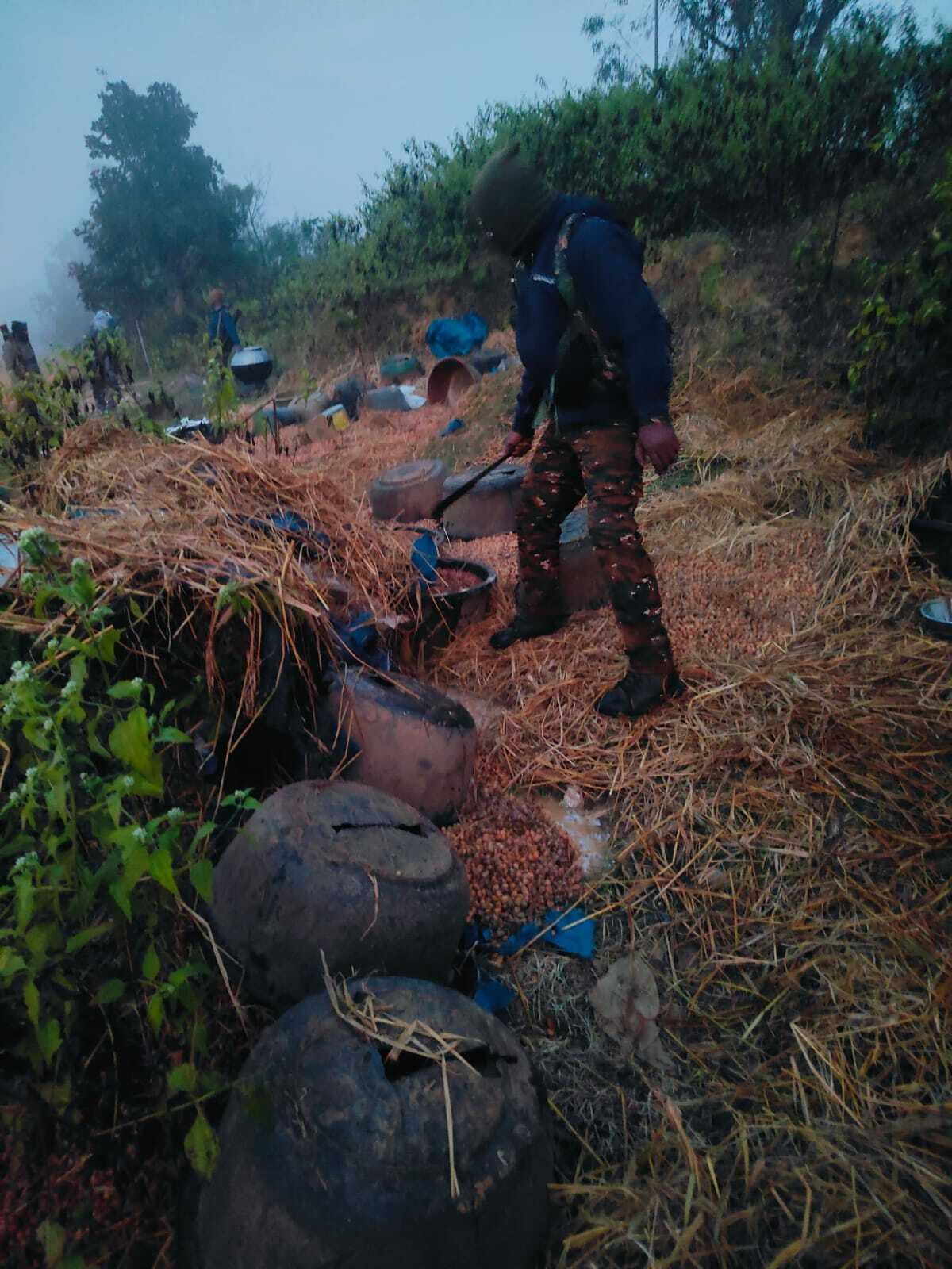 Chaibasa News : तुरली गांव में शराब भट्ठी ध्वस्त, दो युवक गिरफ्तार