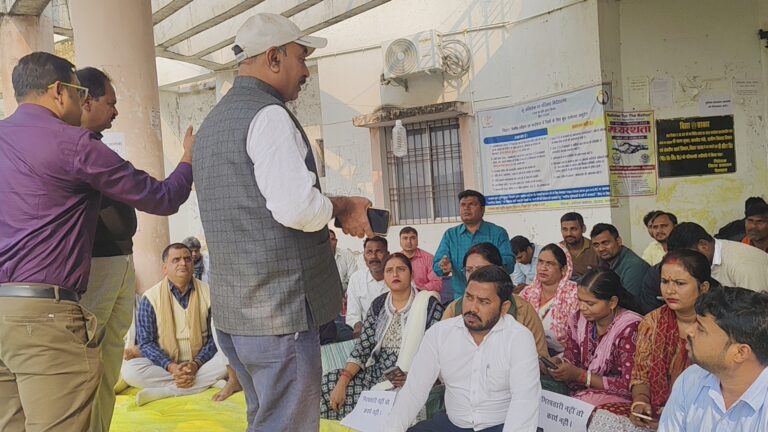 पंचायत सचिव से हुए दुर्व्यवहार के विरोध में कर्मचारियों ने किया विरोध प्रदर्शन