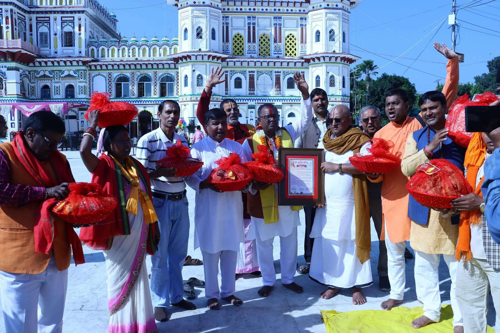 Madhubani News : जनकपुर धाम में भगवान सियाराम का फुलवारी लीला को देखने उमड़ी श्रदालुओं की भीड़