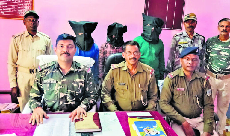 Seraikela Kharsawan News : कुजू में पंक्चर दुकान की आड़ में चल रहा था डीजल कटिंग का धंधा, तीन गिरफ्तार