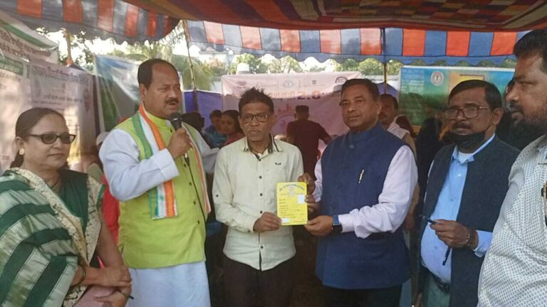 शिविर में परिसंपत्तियों का किया गया वितरण