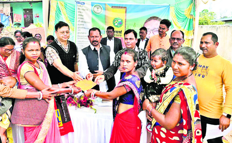 Chaibasa News :  मंईयां के 300 व अबुआ आवास के 250 आवेदन आये
