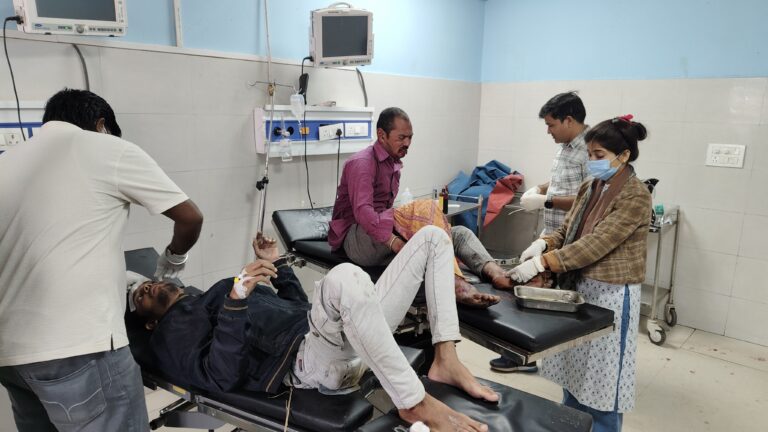 सड़क हादसे में बाइक सवार अधेड़ समेत तीन लोग जख्मी