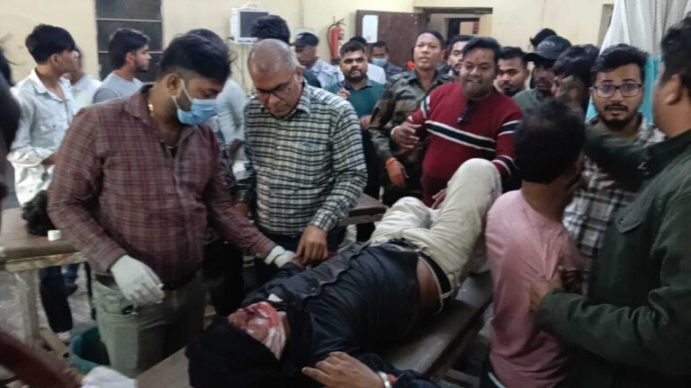 दो बाइकों की सीधी टक्कर में तीन युवक गंभीर रूप से हुए घायल