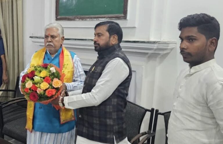 पूर्व मंत्री डॉ प्रेम कुमार को किया सम्मानित