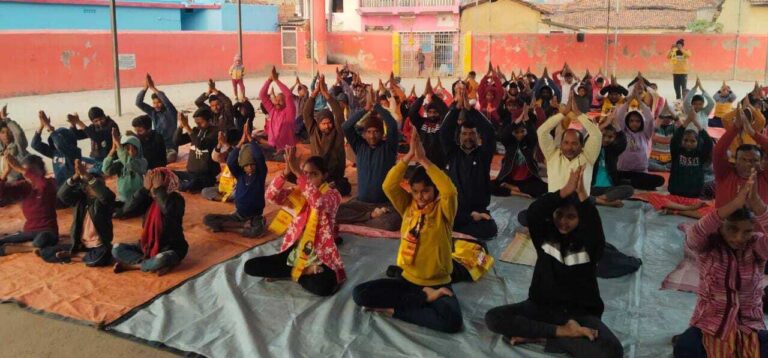 महिला-पुरुष व बच्चों ने किया योगाभ्यास