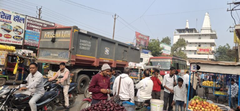 नो इंट्री के बावजूद पीरो में ट्रकों का हो रहा परिचालन