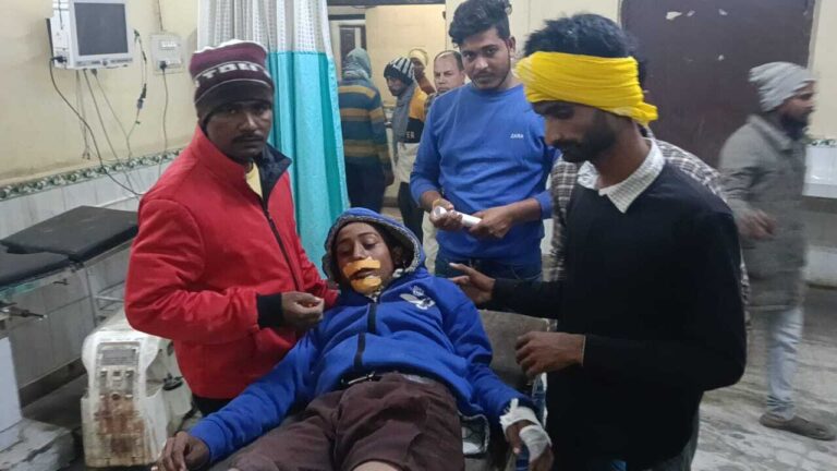 हरबासा में अनियंत्रित होकर मोटरसाइकिल पलटी, दो युवक गंभीर रूप से हुए घायल