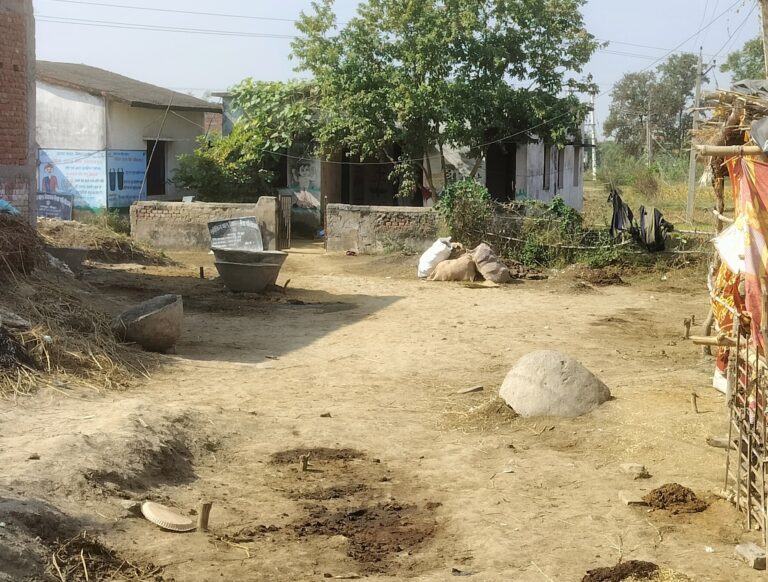 19 साल बाद भी दो आंगनबाड़ी केंद्रों पर नौनिहालों को आने-जाने के लिए रास्ता नहीं