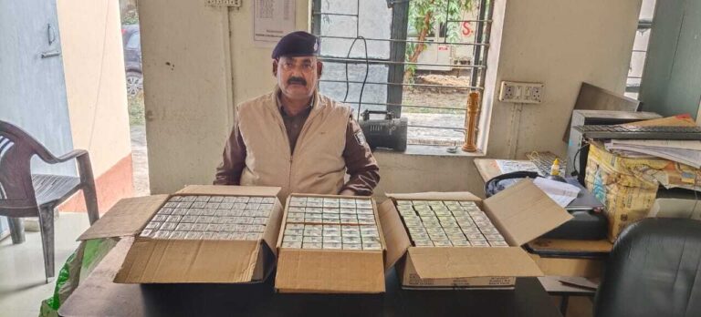 पुलिस को देख बाइक व शराब छोड़कर पानी में कूद कर भागे तस्कर