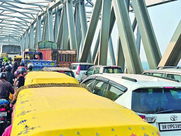 Hajipur News : गांधी सेतु के पूर्वी लेन में दो वाहन खराब, लगा जाम